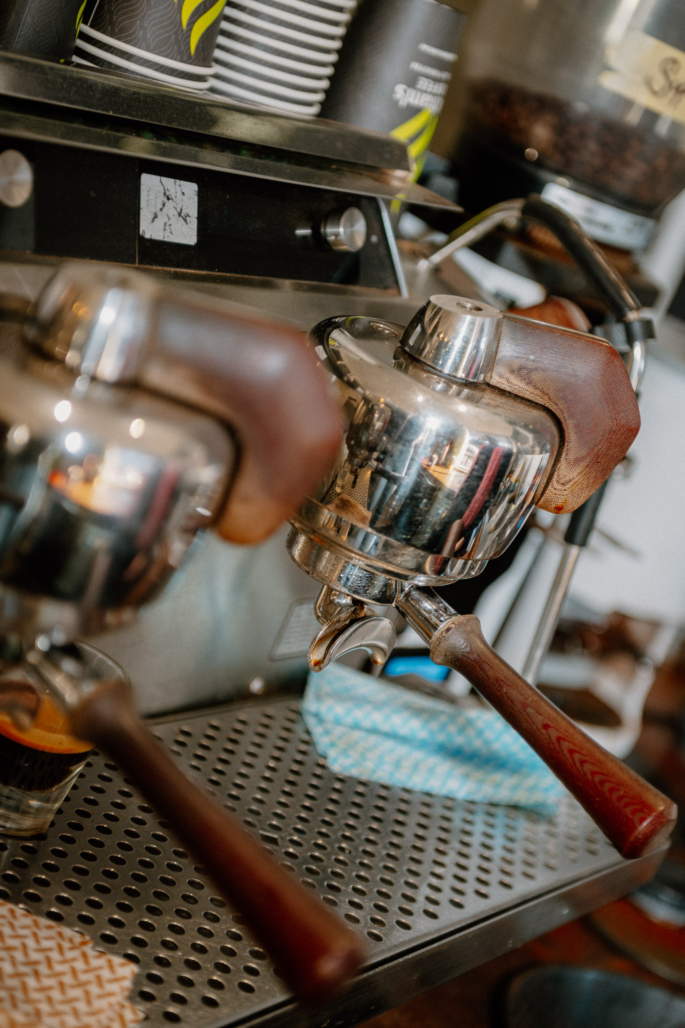 Joos Digital466-192 Barista preparing coffee on an espresso machine at a café